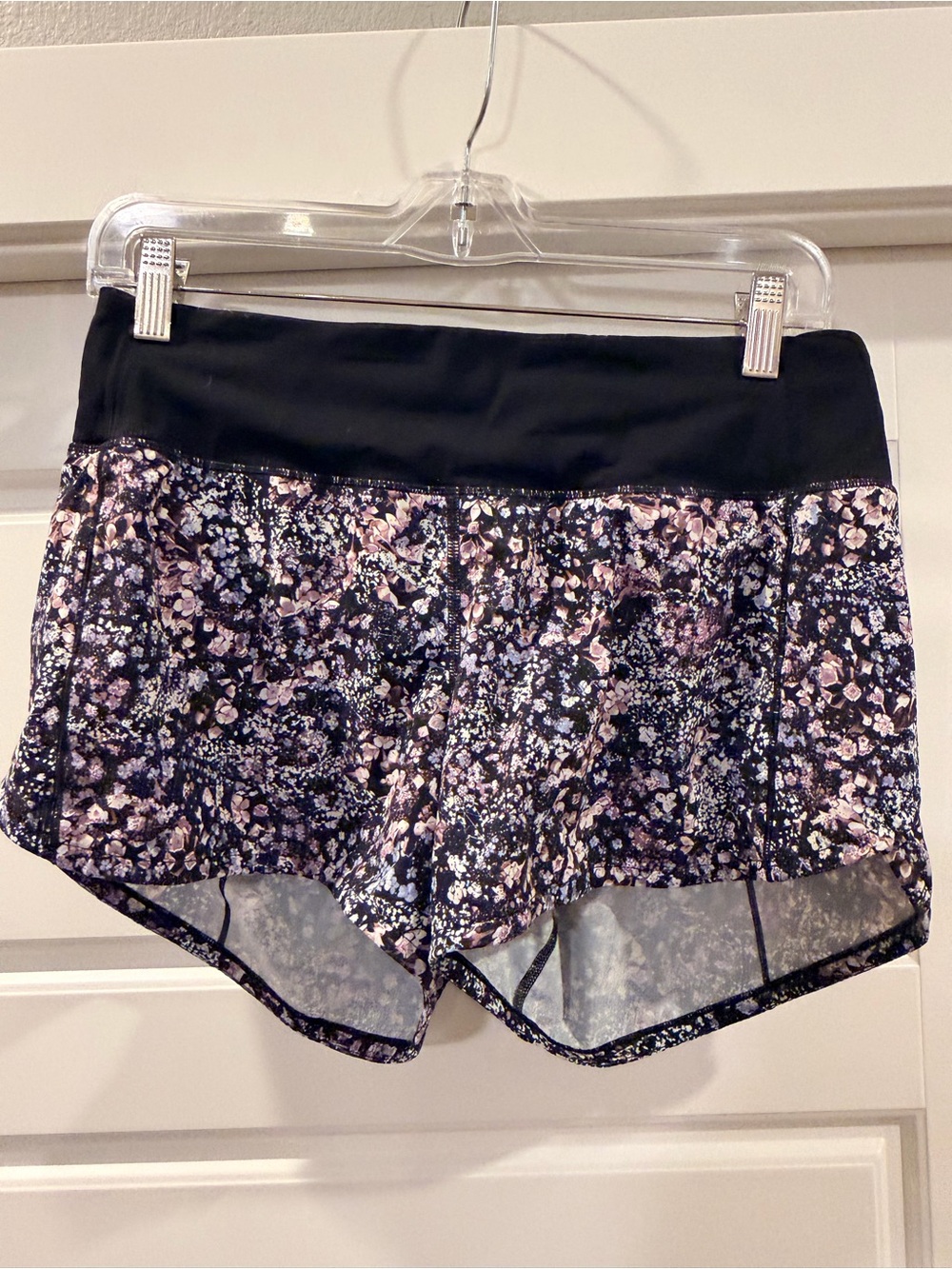 lululemon athletica Speed Up size 6 Black Waist Floral Print Athletic Shorts